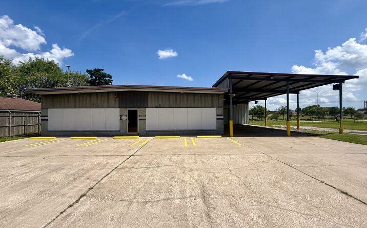Pictures of Retail, Office, Industrial property located at 204 Schilling Ave, Baytown, TX 77520 for lease - image #1