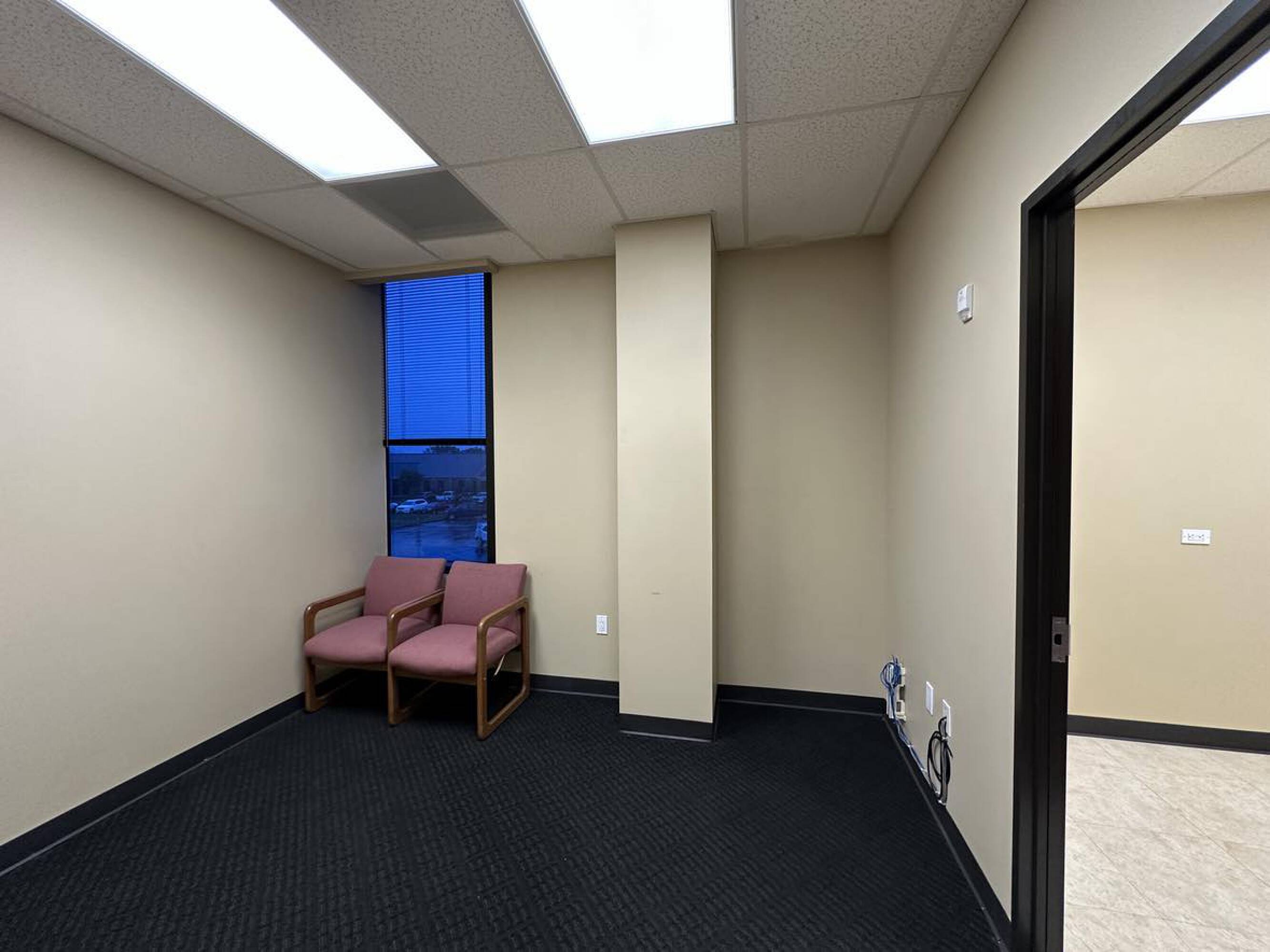 2573048
