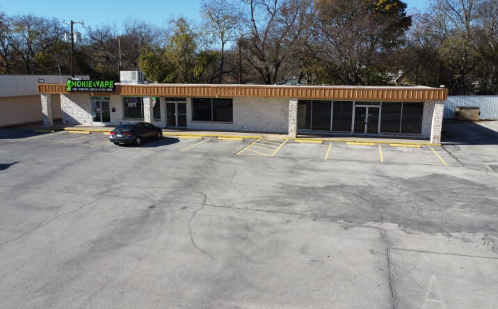 Pictures of Retail property located at 813-817 N. Grand Ave., Gainesville, TX 76240 for lease - image #1