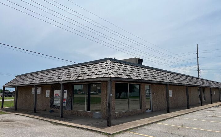 Pictures of Retail property located at 4 SW Lee Blvd, Lawton, OK 73501 for lease - image #1