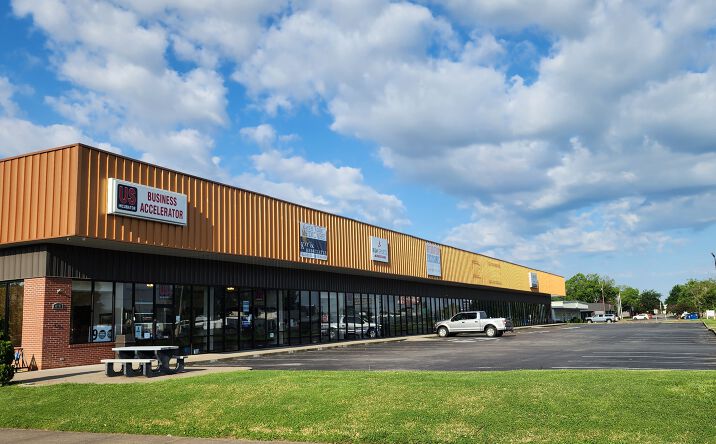 Pictures of Office property located at 815 John St, Evansville, IN 47713 for lease - image #1