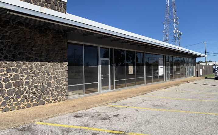 Pictures of Retail, Restaurant property located at 621 W Division St, Arlington, TX 76011 for lease - image #1