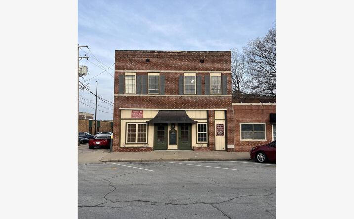 Pictures of Office property located at 111 S Muskogee Ave, Claremore, OK 74017 for lease - image #1