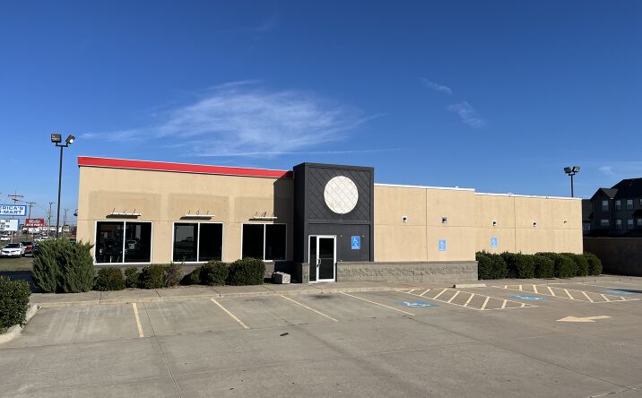 Pictures of Retail, Restaurant property located at 206 SW Sheridan Rd, Lawton, OK 73505 for lease - image #1