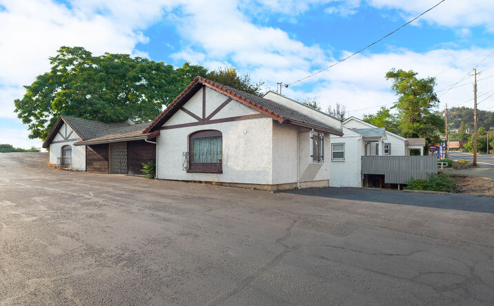 Pictures of Retail, Office property located at 462 NE Winchester St, Roseburg, OR 97470 for lease - image #1