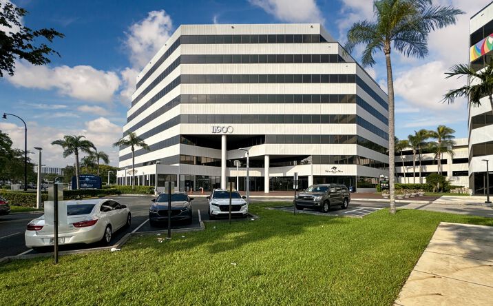 Pictures of Office property located at 11900 Biscayne Blvd, Miami, FL 33181 for sales - image #1