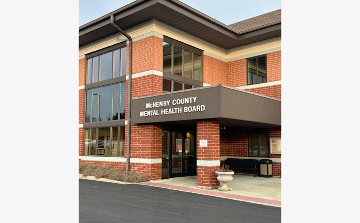 Pictures of Office property located at 620 Dakota St, Crystal Lake, IL 60012 for lease - image #1
