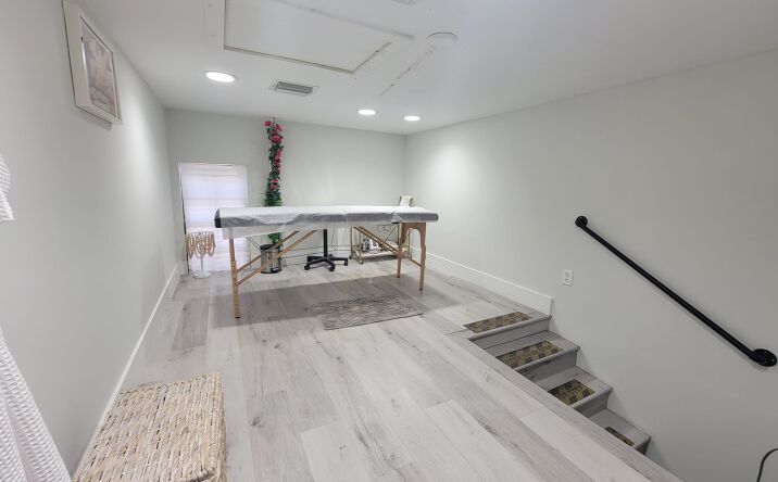 Pictures of Office property located at 17850 W Dixie Hwy, North Miami Beach, FL 33160 for lease - image #1