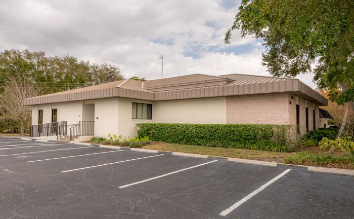 Pictures of Office property located at 3135 Southgate Cir, Sarasota, FL 34239 for lease - image #1