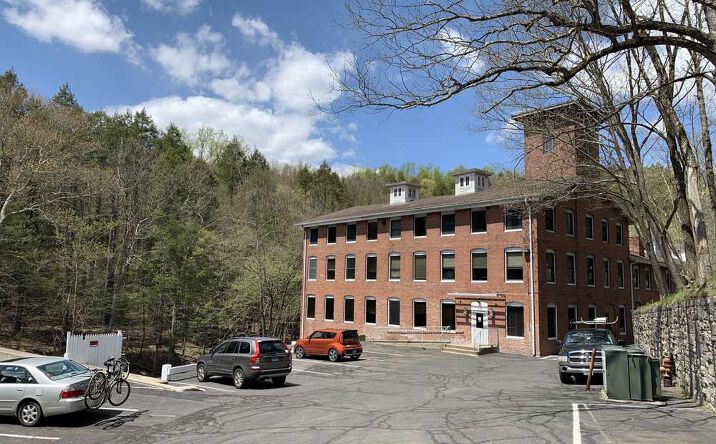 Pictures of Office property located at 27 Glen Rd, Newtown, CT 06482 for lease - image #1