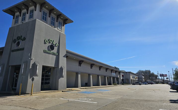 Pictures of Retail property located at 2009 W Pinhook Rd, Lafayette, LA 70508 for lease - image #1