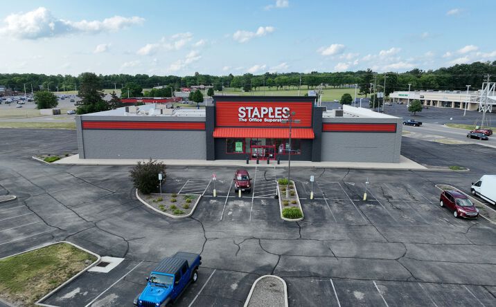 Pictures of Retail property located at 3601 Towne Blvd, Middletown, OH 45005 for lease - image #1