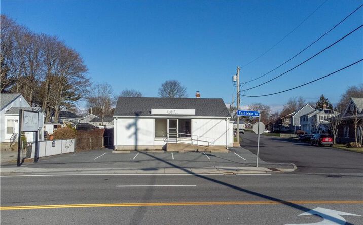 Pictures of Retail, Office, Industrial property located at 124 East Main Road, Middletown, RI 02842 for lease - image #1