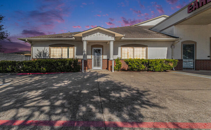 Pictures of Retail, Office, Special Purpose property located at 1906 Country Pl Pkwy, Pearland, TX 77584 for lease - image #1