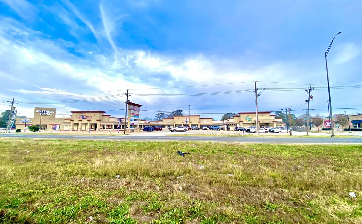 Pictures of Retail property located at 3500 FM 365, Nederland, TX 77627 for lease - image #1