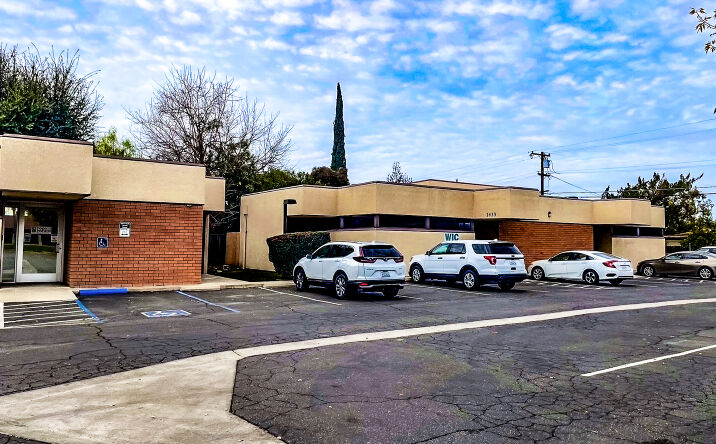 Pictures of Office property located at 1433 E El Monte Way, Dinuba, CA 93618 for lease - image #1