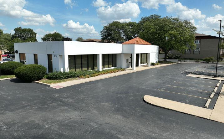 Pictures of Retail property located at 10515 S Cicero Ave, Oak Lawn, IL 60453 for lease - image #1