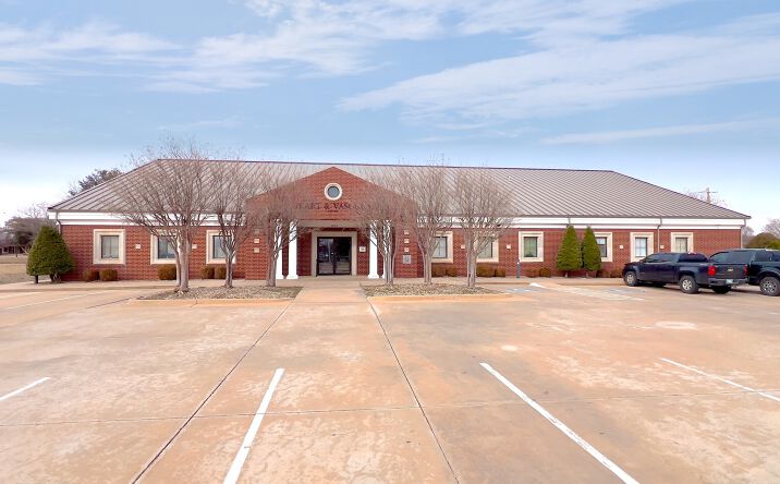 Pictures of Office property located at 1015 E Broadway St, Altus, OK 73521 for lease - image #1