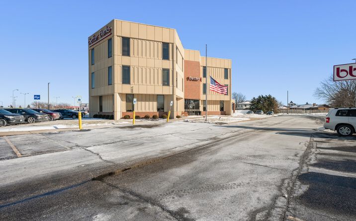 Pictures of Office property located at 805 W Jackson St, Morton, IL 61550 for lease - image #1
