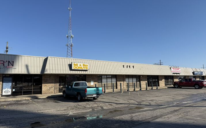 Pictures of Retail property located at 2937 E Chestnut Expressway, Springfield, MO 65802 for lease - image #1