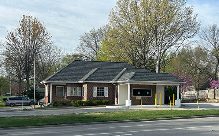Pictures of Retail property located at 2701 Shawnee Mission Pkwy, Fairway, KS 66205 for lease - image #1