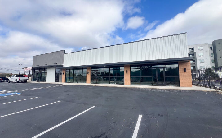 Pictures of Retail property located at 15622 Chase Hill Blvd, San Antonio, TX 78256 for lease - image #1