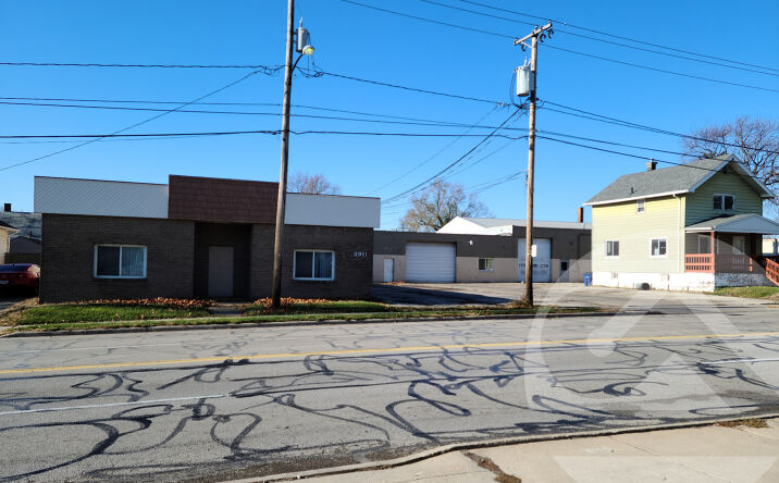 Pictures of Industrial property located at 3911 Lagrange St, Toledo, OH 43612 for lease - image #1