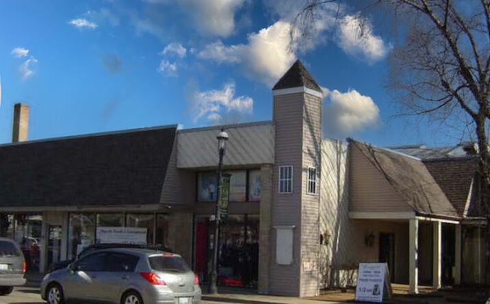 Pictures of Office property located at 10 E Main St, East Dundee, IL 60118 for lease - image #1