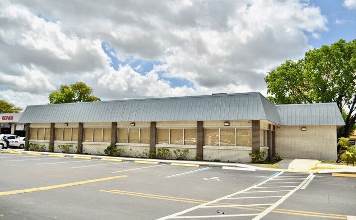Pictures of Retail, Restaurant property located at 6096 W Oakland Park Blvd, Sunrise, FL 33313 for lease - image #1