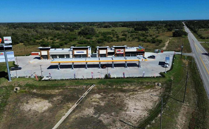Pictures of Retail, Office, Restaurant property located at 17922 TX-35, West Columbia, TX 77486 for lease - image #1
