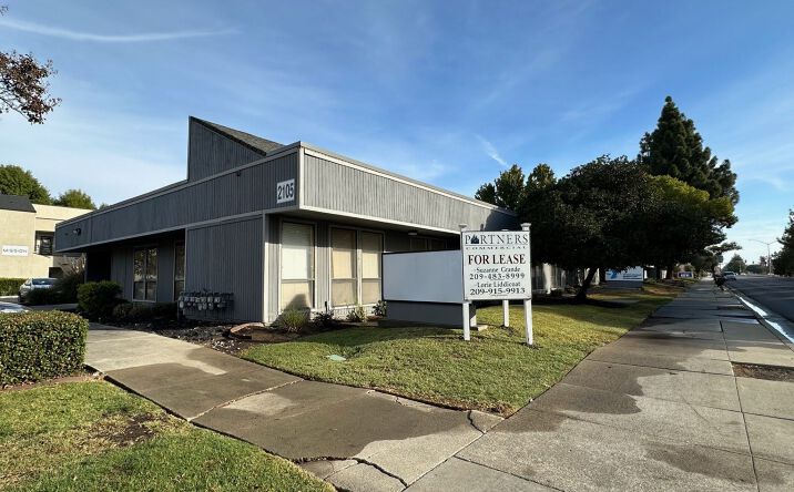 Pictures of Office property located at 2105 W March Ln, Stockton, CA 95207 for lease - image #1