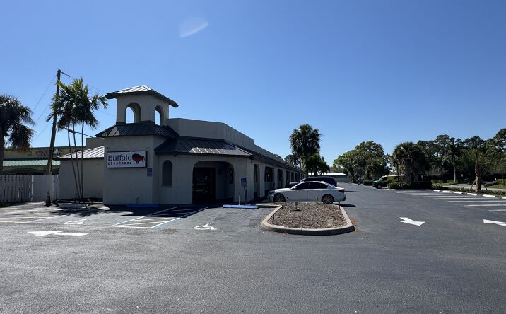 Pictures of Restaurant property located at 918 SW Gatlin Blvd, Port St. Lucie, FL 34953 for lease - image #1