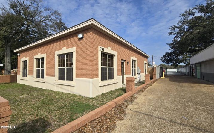 Pictures of Office property located at 1746 Pass Rd, Gulfport, MS 39501 for lease - image #1