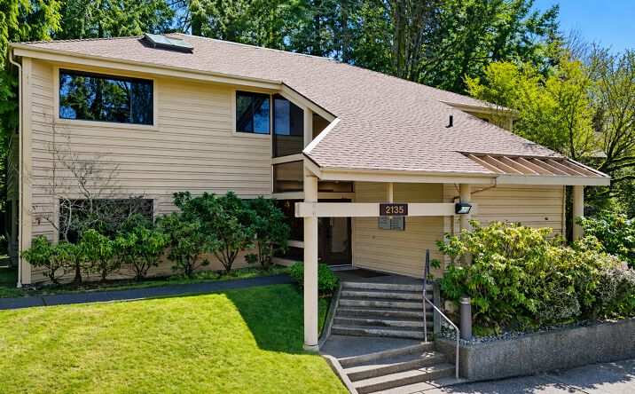 Pictures of Office property located at 2135 112th Ave NE, Bellevue, WA 98004 for lease - image #1