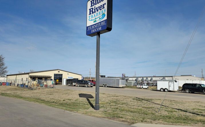 Pictures of Retail, Office, Industrial property located at 925 Enoch Ln, Manhattan, KS 66502 for lease - image #1