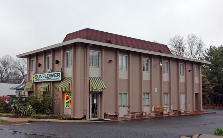 Pictures of Retail property located at 2531 Chain Bridge Rd, Vienna, VA 22181 for lease - image #1