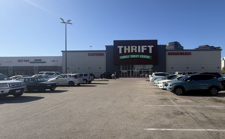 Pictures of Retail property located at 7555 Bellaire Blvd, Houston, TX 77036 for lease - image #1