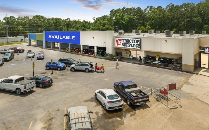 Pictures of Retail, Restaurant property located at 723 US-165, Oakdale, LA 71463 for lease - image #1