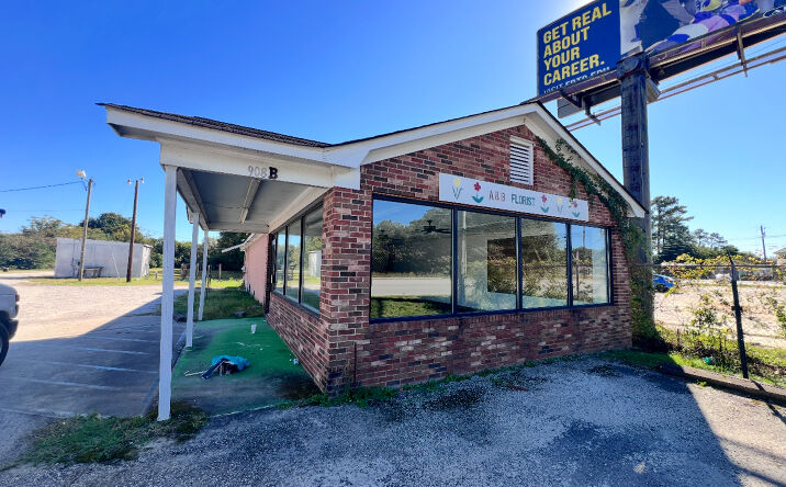 Pictures of Office, Restaurant, Retail property located at 908 S Cashua Dr, Florence, SC 29501 for lease - image #1