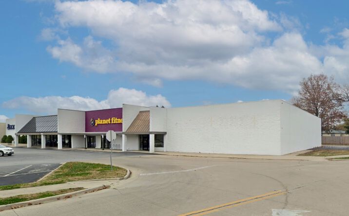 Pictures of Retail property located at 1002-1004 N. Keller Dr, Effingham, IL 62401 for sales - image #1