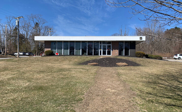Pictures of Retail property located at 135 Main St, Freeport, ME 04032 for lease - image #1