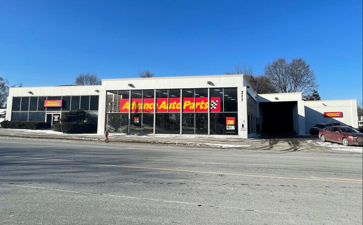 Pictures of Retail property located at 211 S Milwaukee Avenue, Libertyville, IL 60048 for lease - image #1