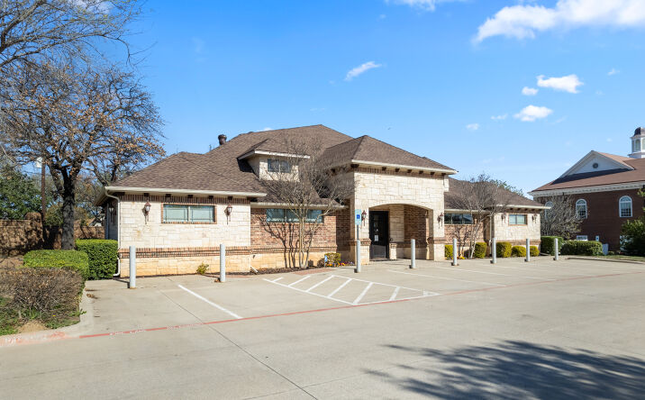 Pictures of Office property located at 122 Grapevine Hwy, Hurst, TX 76054 for lease - image #1