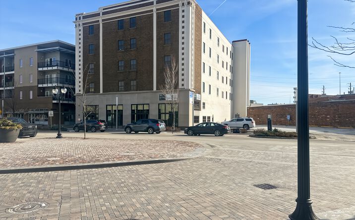 Pictures of Office property located at 863 Massachusetts Ave, Indianapolis, IN 46204 for lease - image #1