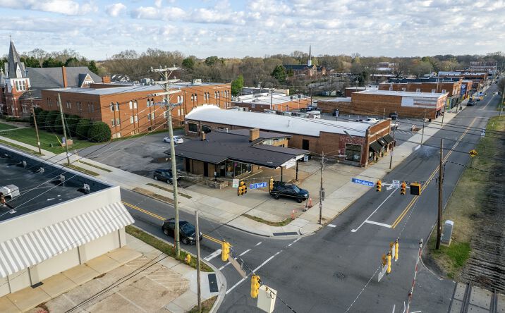 Pictures of Retail property located at 151 S Broad St, Mooresville, NC 28115 for lease - image #1