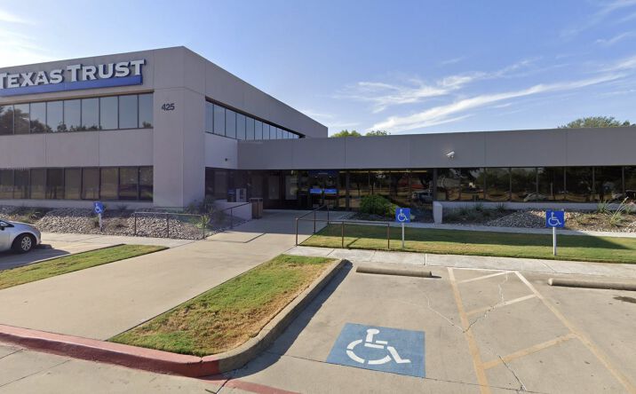 Pictures of Office property located at 425 W Jefferson St, Grand Prairie, TX 75051 for lease - image #1