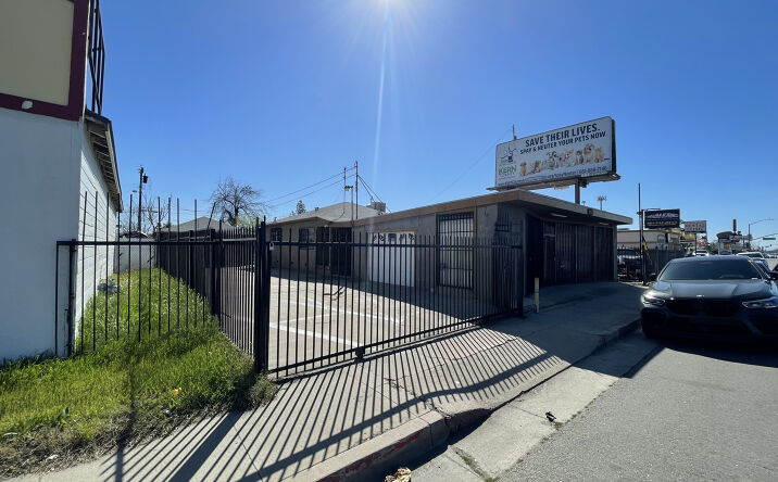 Pictures of Retail property located at 1313 Brundage Ln, Bakersfield, CA 93304 for lease - image #1