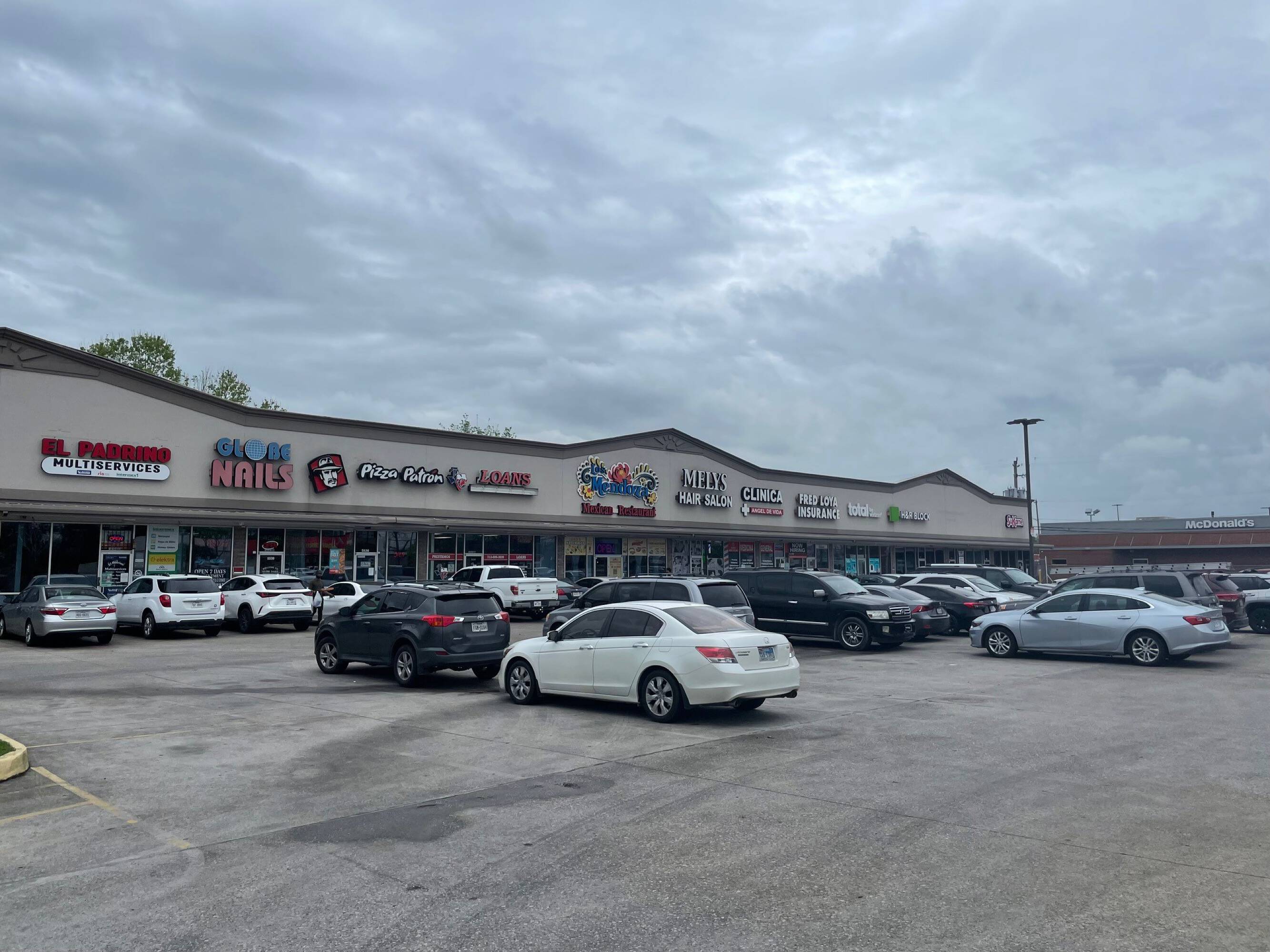 Plaza Airline Shopping Center