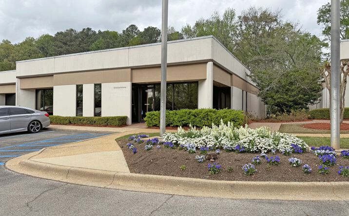 Pictures of Office property located at 100 Oxmoor Blvd, Birmingham, AL 35209 for sales - image #1