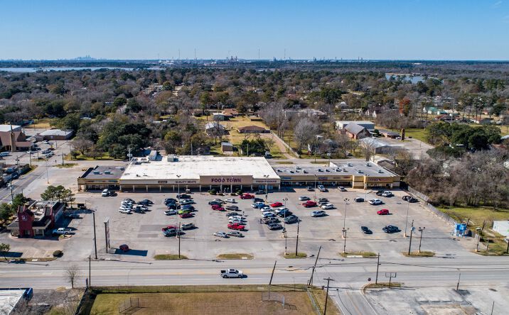 Pictures of Retail property located at 302 North Main Street, Highlands, TX 77562 for lease - image #1